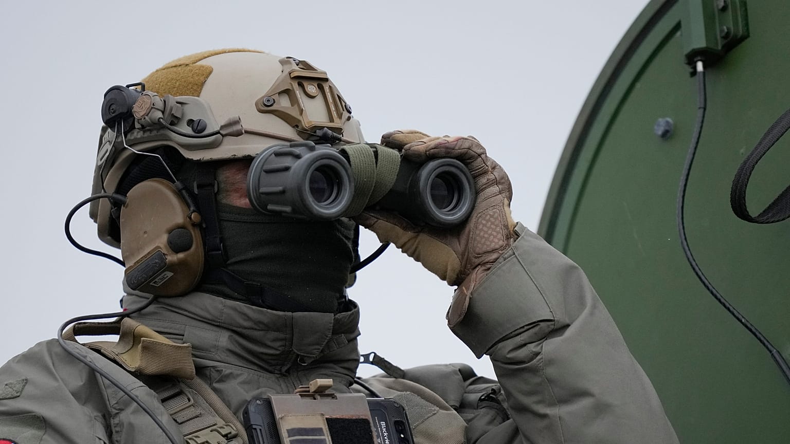 Soldado francês da NATO durante um exercício no leste da Roménia, em janeiro