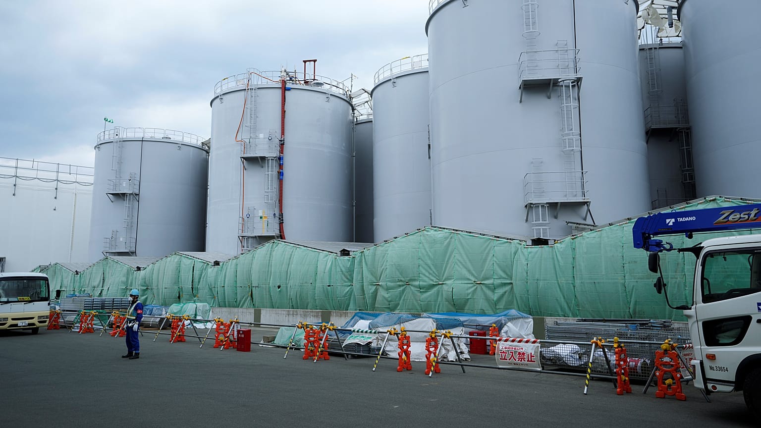 A megtisztított radioaktív víz tárolására szolgáló tartályok a fukusimai atomerőmű területén