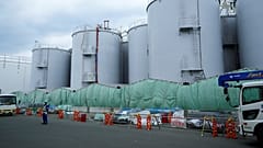 A megtisztított radioaktív víz tárolására szolgáló tartályok a fukusimai atomerőmű területén