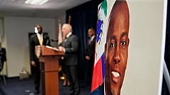 Ügyészi sajtótájékoztató, előtérben a meggyilkolt volt haiti elnök