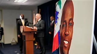 Ügyészi sajtótájékoztató, előtérben a meggyilkolt volt haiti elnök