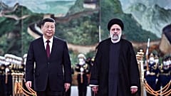 Der iranische Präsident Ebrahim Raisi mit dem chinesischen Präsidenten Xi Jinping in der Großen Halle des Volkes in Peking 