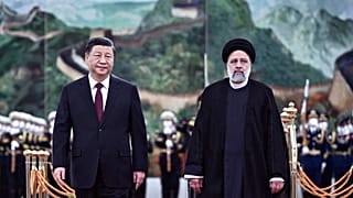 Der iranische Präsident Ebrahim Raisi mit dem chinesischen Präsidenten Xi Jinping in der Großen Halle des Volkes in Peking