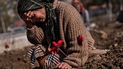 امرأة تركية من عائلة فاهيب تبكي في المقبرة بعد دفن أحد أقربائها من ضحايا الزلزال الذي ضرب منطقة حدودية بين تركيا وسوريا، 11 فبراير 2023