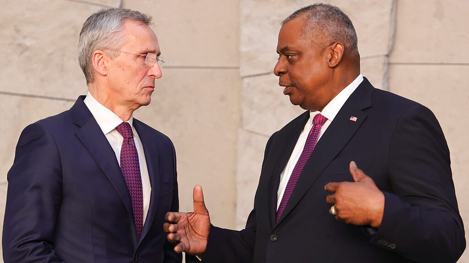 El secretario general de la OTAN Jens Stoltenberg junto al ministro de Defensa de Estados Unidos Lloyd James Austin III