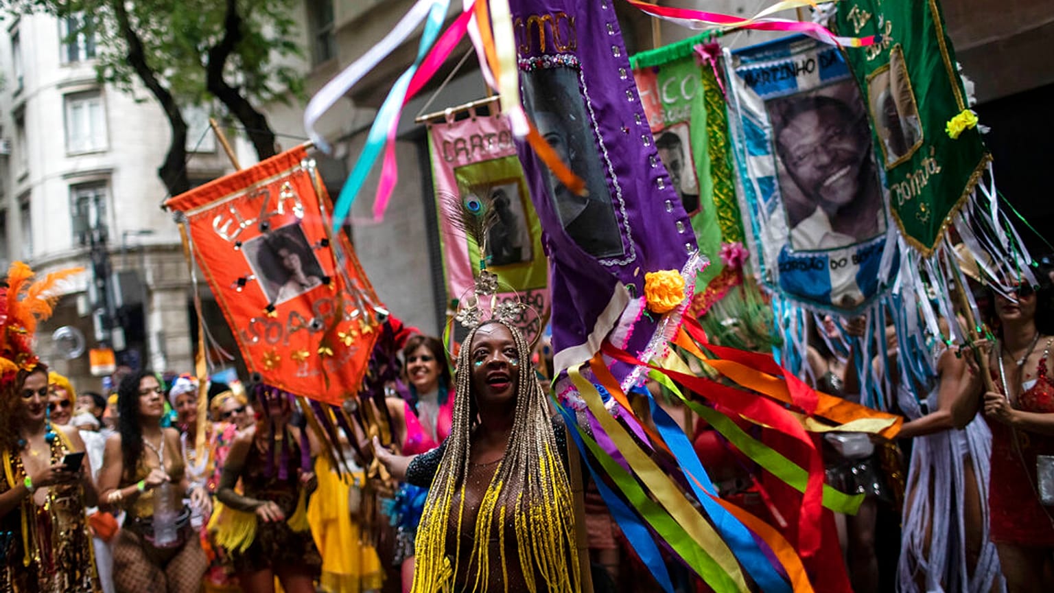 Perfomance de rue quelques jours avant l'ouverture du Carnaval de Rio