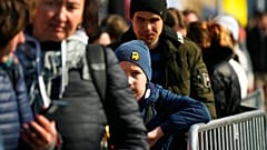 Flüchtlinge aus der Ukraine warten am Grenzübergang in Medyka im Südosten Polens