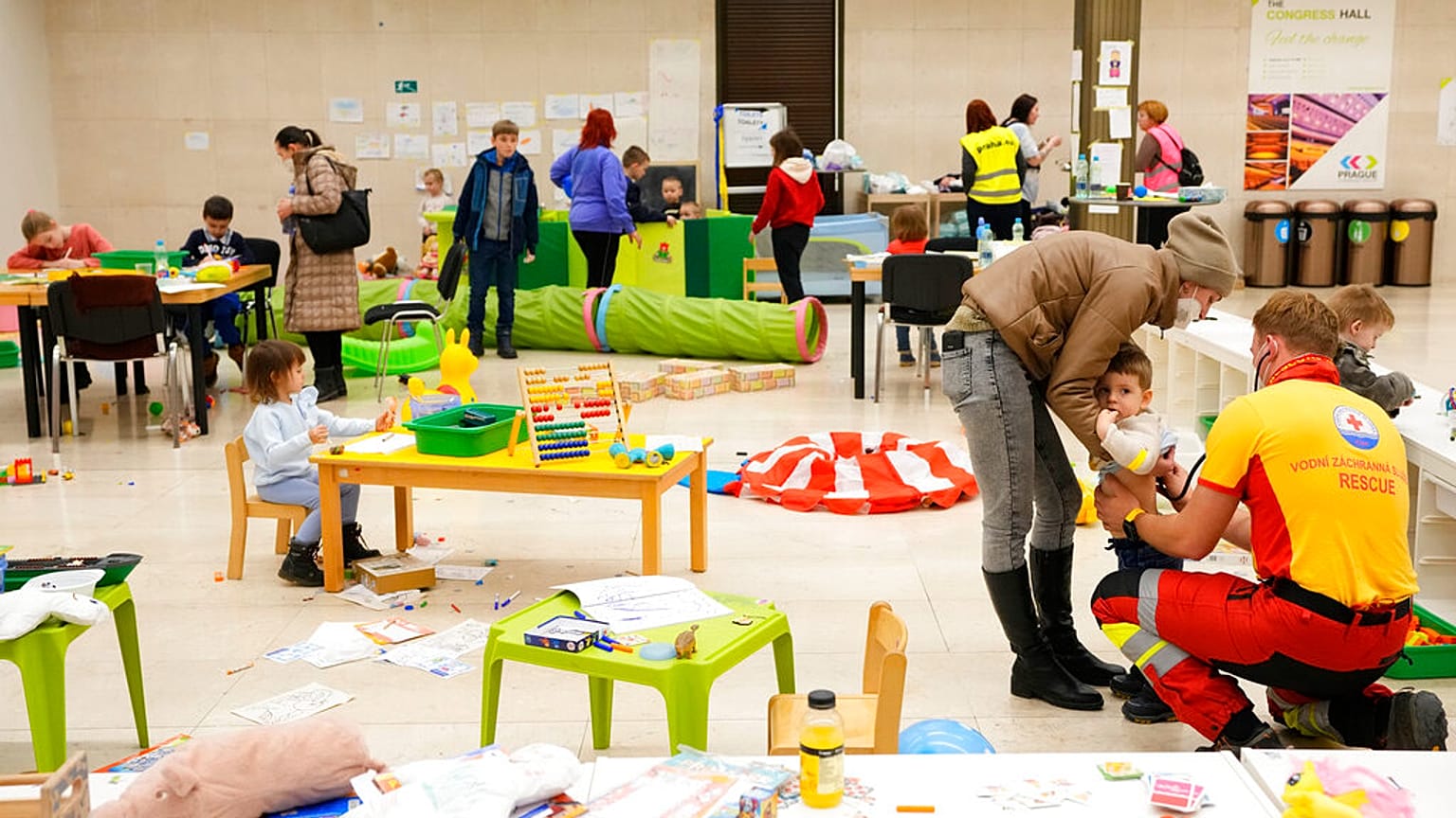 Des enfants ukrainiens passent une visite médicale au centre de congrès de Prague, en République tchèque, le mardi 15 mars 2022.