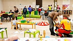 Des enfants ukrainiens passent une visite médicale au centre de congrès de Prague, en République tchèque, le mardi 15 mars 2022.