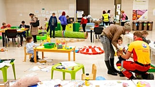 Des enfants ukrainiens passent une visite médicale au centre de congrès de Prague, en République tchèque, le mardi 15 mars 2022.