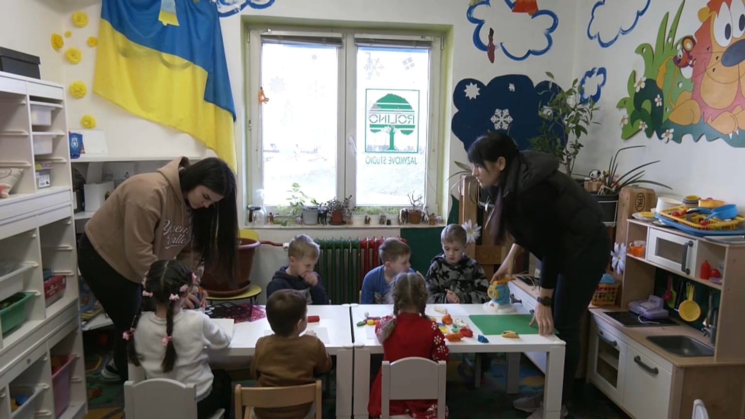 Украинские дети быстро интегрируются в чешскую школьную систему, для родителей также важно передать им родные язык и культуру.
