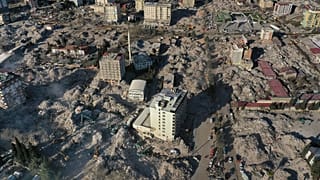 La recherche de survivant arrive à sa fin dans les décombres de la ville de Kahramanaras en Turquie