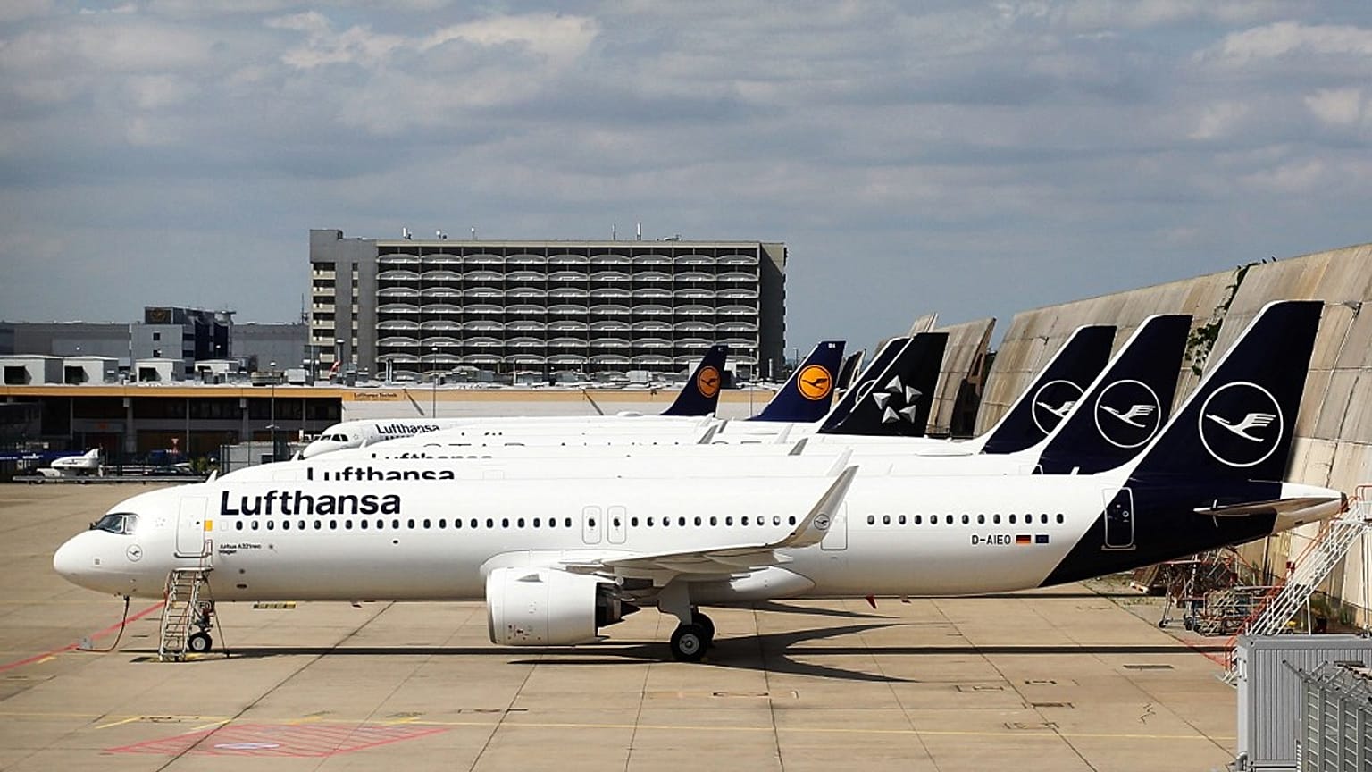 Lufthansa'da bilgisayar sistemlerindeki arıza nedeniyle uçuşlarda gecikmeler ve iptaller yaşanıyor