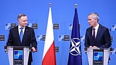 Le secrétaire général de l'Otan, Jens Stoltenberg (à droite) et le président polonais Andrzej Duda (à gauche) au siège de l'OTAN à Bruxelles - 15.02.2023