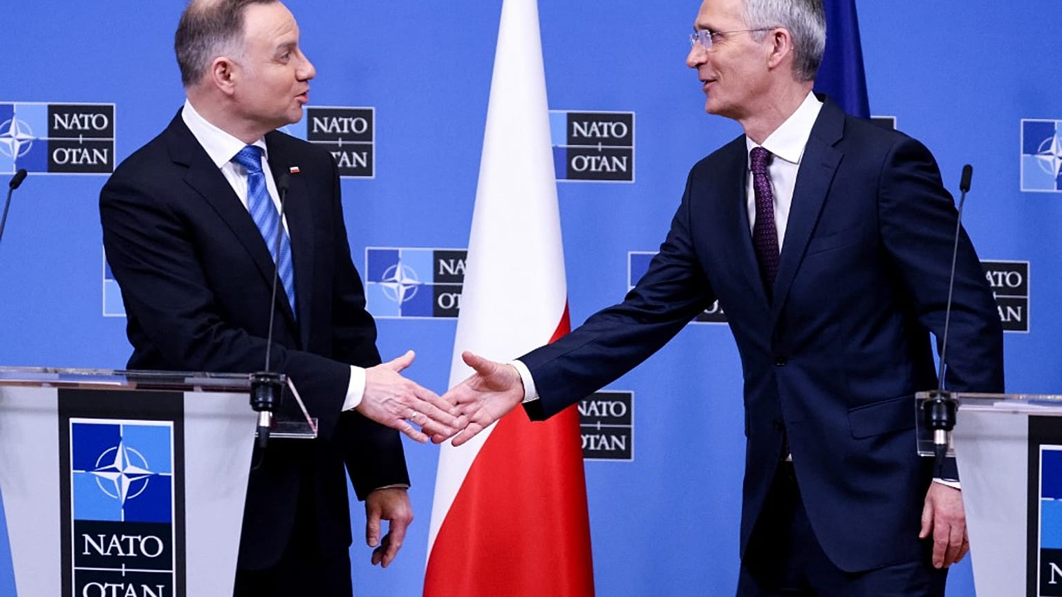 Stoltenberg e Duda na sede da NATO, a 15 de fevereiro