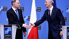 Stoltenberg e Duda na sede da NATO, a 15 de fevereiro