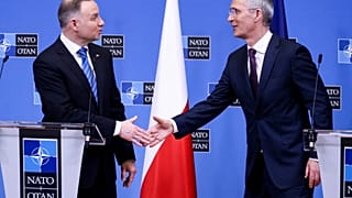 Stoltenberg e Duda na sede da NATO, a 15 de fevereiro