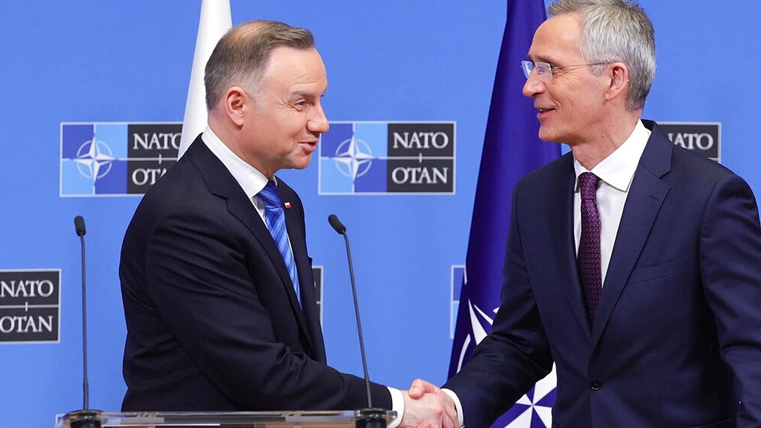 El presidente polaco, Andrzej Duda, da la mano al secretario general de la OTAN, Jens Stoltenberg en Bruselas (15/02/2023)