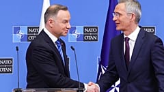 El presidente polaco, Andrzej Duda, da la mano al secretario general de la OTAN, Jens Stoltenberg en Bruselas (15/02/2023)