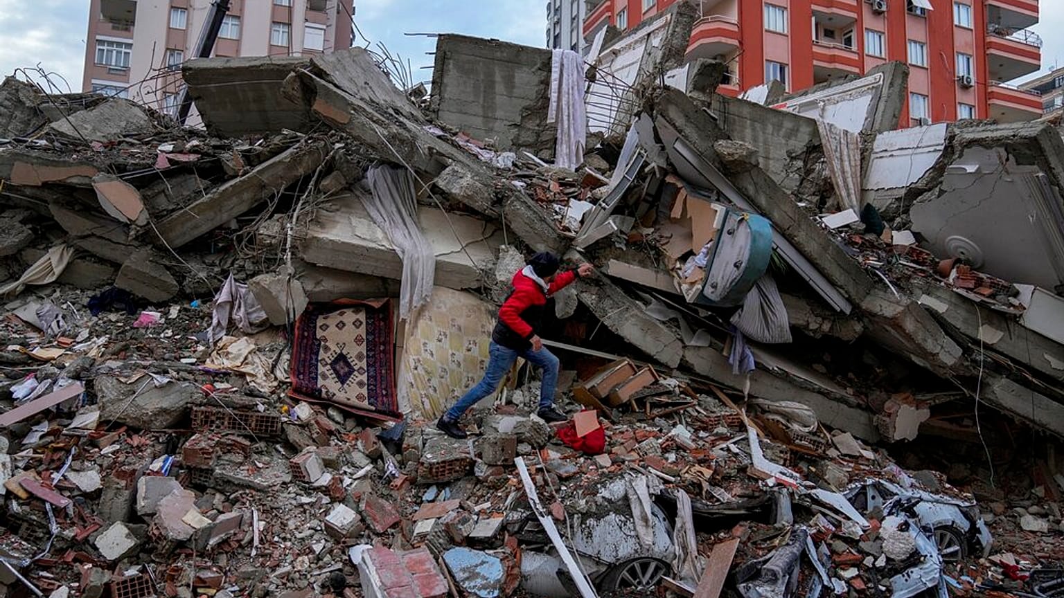 Busqueda bajo los escombros tras los terremotos en Turquía en Siria