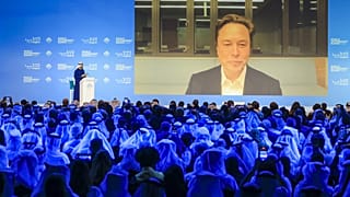 وزير شؤون مجلس الوزراء الإماراتي محمد القرقاوي يتحدث إلى إيلون ماسك خلال القمة العالمية للحكومات في دبي- 15 فبراير 2023.