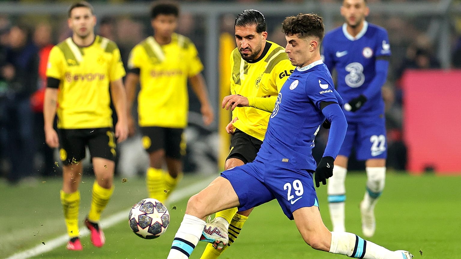 Emre Can (Borussia Dortmund, sárga mezben) és Kai Havertz (Chelsea) harcol a labdáért a Borussia Dortmund-Chelsea mérkőzésén Dortmundban 2023. február 15-én.
