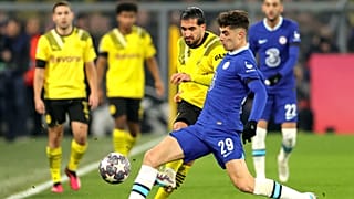 Emre Can (Borussia Dortmund, sárga mezben) és Kai Havertz (Chelsea) harcol a labdáért a Borussia Dortmund-Chelsea mérkőzésén Dortmundban 2023. február 15-én.