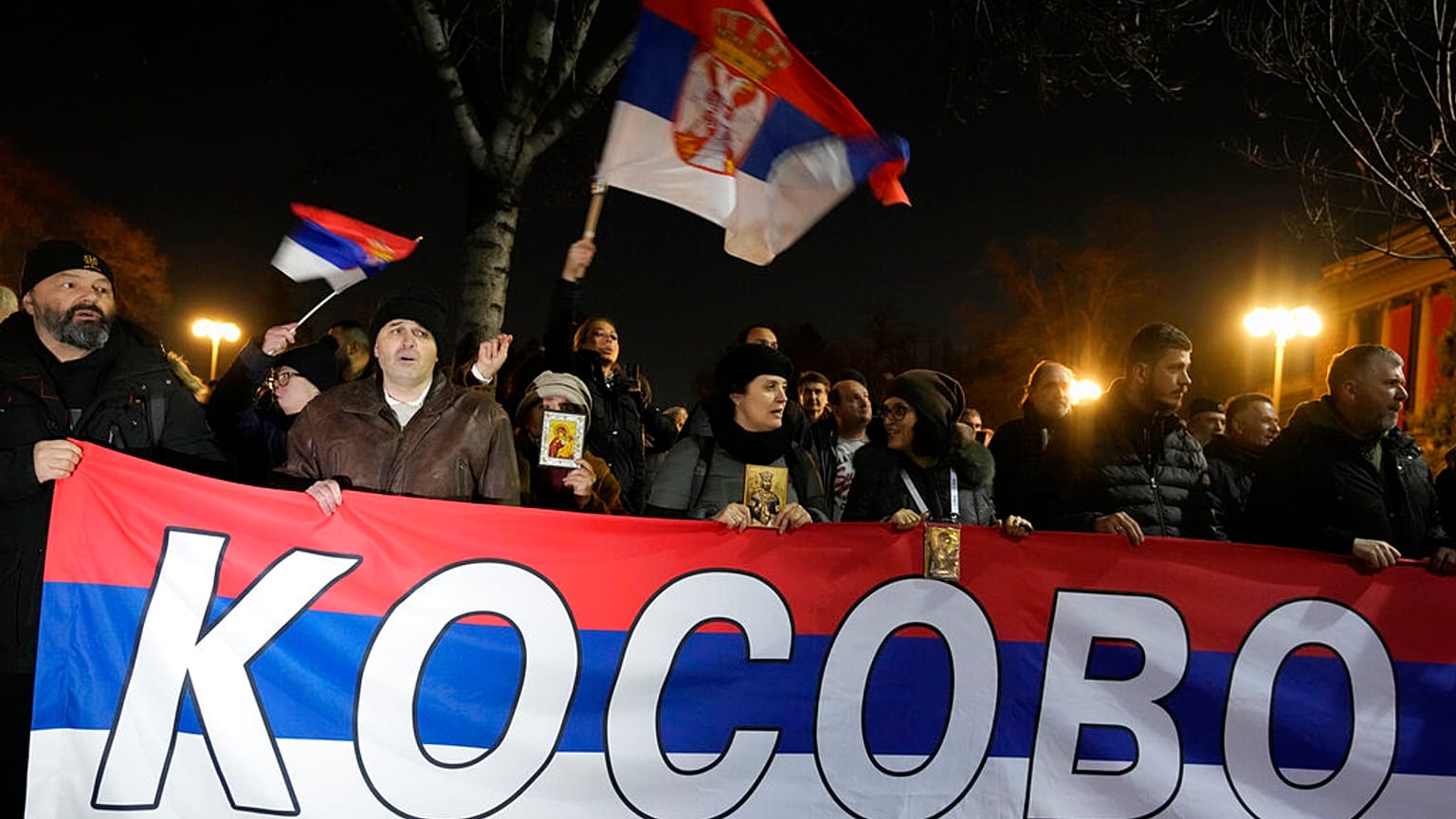 Eine serbische Flagge mit der Aufschrift "Kosovo" während einer Demonstration gegen die serbischen Behörden und den deutsch-französischen Plan zur Lösung des Kosovo-Problems