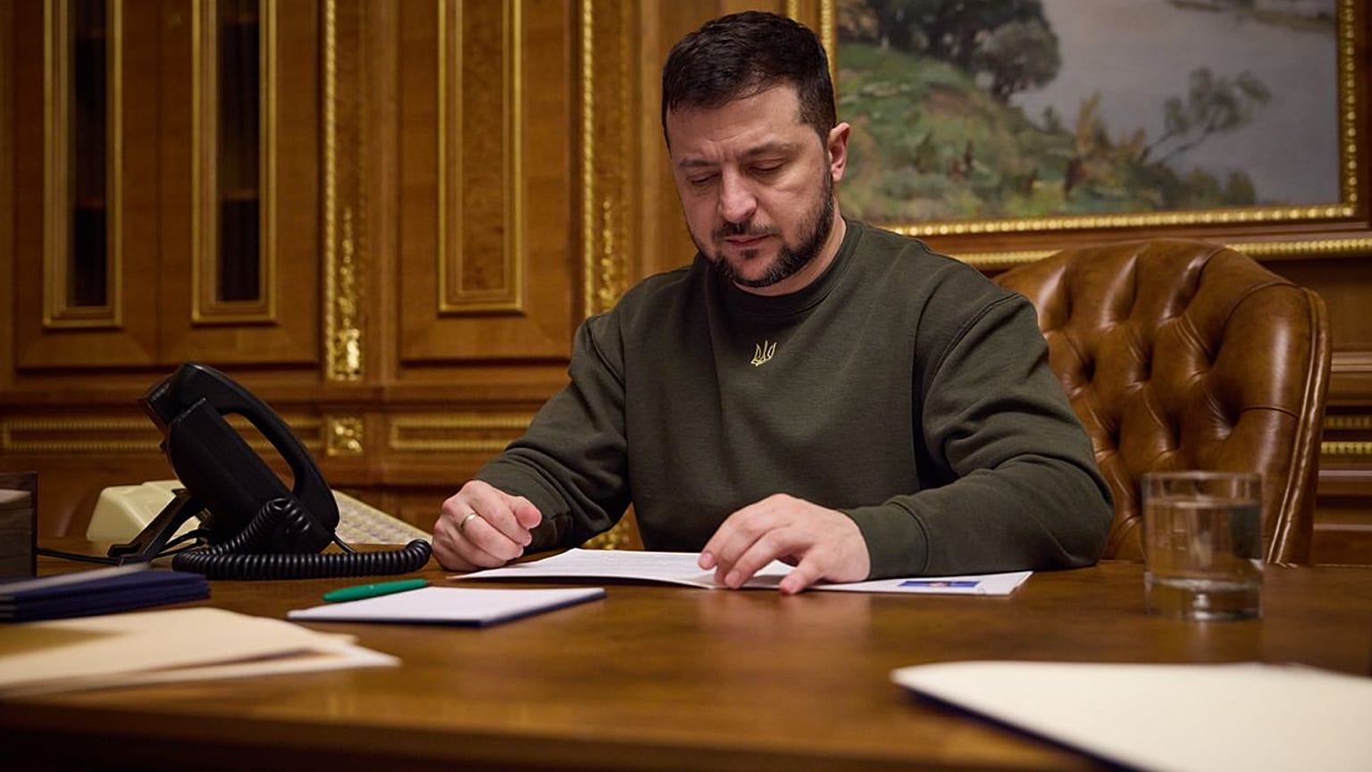 Volodymyr Zelensky al telefono con il presidente dell'Azerbaigian, Ilham Aliyev.