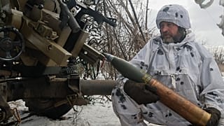 Un soldado ucraniano se prepara para disparar una artillería contra posiciones rusas cerca de Bajmut, región de Donetsk, Ucrania.