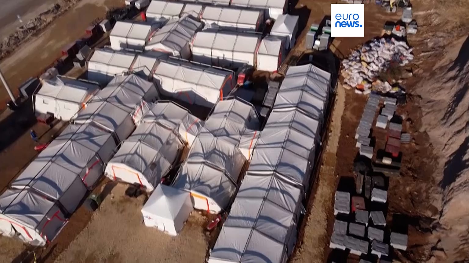 Auf 2.000 m2 helfen französische Ärzt:innen und Rettungssanitäter:innen der notleidenden Bevölkerung und stellen die medizinische Versorgung sicher.