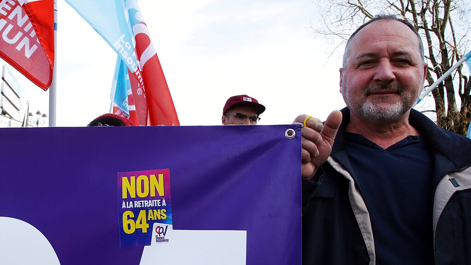 "Não à reforma aos 64 anos", lê-se em autocolante distribuído na manifestação, em Baiona, França