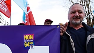 "Não à reforma aos 64 anos", lê-se em autocolante distribuído na manifestação, em Baiona, França
