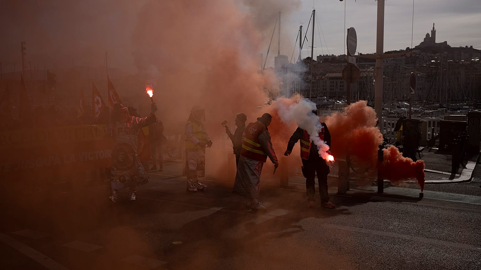 Manifestantes encienden bengalas durante una manifestación en Marsella.