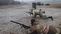 Orosz katonák lőgyakorlaton a kelet-ukrajnai Donyecki régióban