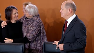 المستشار الألماني أولاف شولتز ينظر إلى وزيرة الخارجية الألمانية أنالينا بربوك إلى جانب مفوضة الحكومة الفيدرالية للثقافة والإعلام كلوديا روث