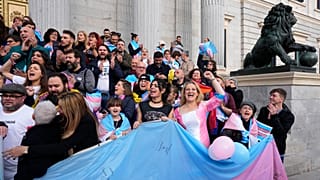 На ступенях испанского парламента люди приветствуют проект закона о правах трансгендеров, одобренный 16 февраля 2023 года (Мадрид, 22 декабря 2022 г.)