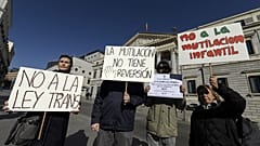 Demonstrant:innen gegen das "Transgender-Gesetz" mit Postern mit der Aufschrift "Verstümmelung ist nicht rückgängig zu machen" vor dem spanischen Kongress am 16. Februar.