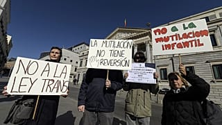 Demonstrant:innen gegen das "Transgender-Gesetz" mit Postern mit der Aufschrift "Verstümmelung ist nicht rückgängig zu machen" vor dem spanischen Kongress am 16. Februar.