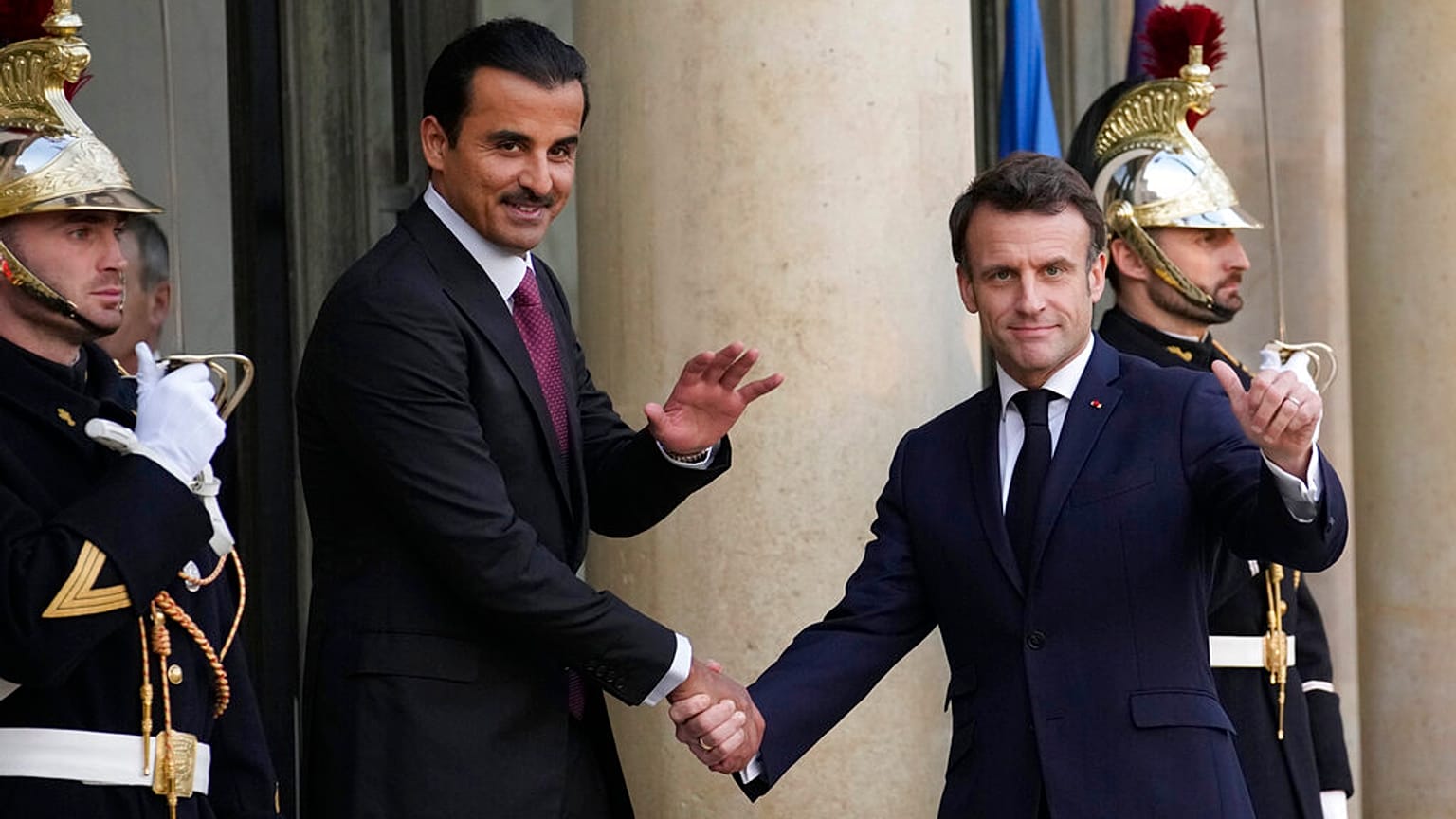 الرئيس الفرنسي إيمانويل ماكرون مع أمير قطر الشيخ تميم بن حمد آل ثاني قبل لقاء في قصر الإليزيه في باريس، فرنسا، 15 فبراير 2023