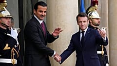 الرئيس الفرنسي إيمانويل ماكرون مع أمير قطر الشيخ تميم بن حمد آل ثاني قبل لقاء في قصر الإليزيه في باريس، فرنسا، 15 فبراير 2023