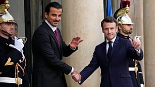 الرئيس الفرنسي إيمانويل ماكرون مع أمير قطر الشيخ تميم بن حمد آل ثاني قبل لقاء في قصر الإليزيه في باريس، فرنسا، 15 فبراير 2023