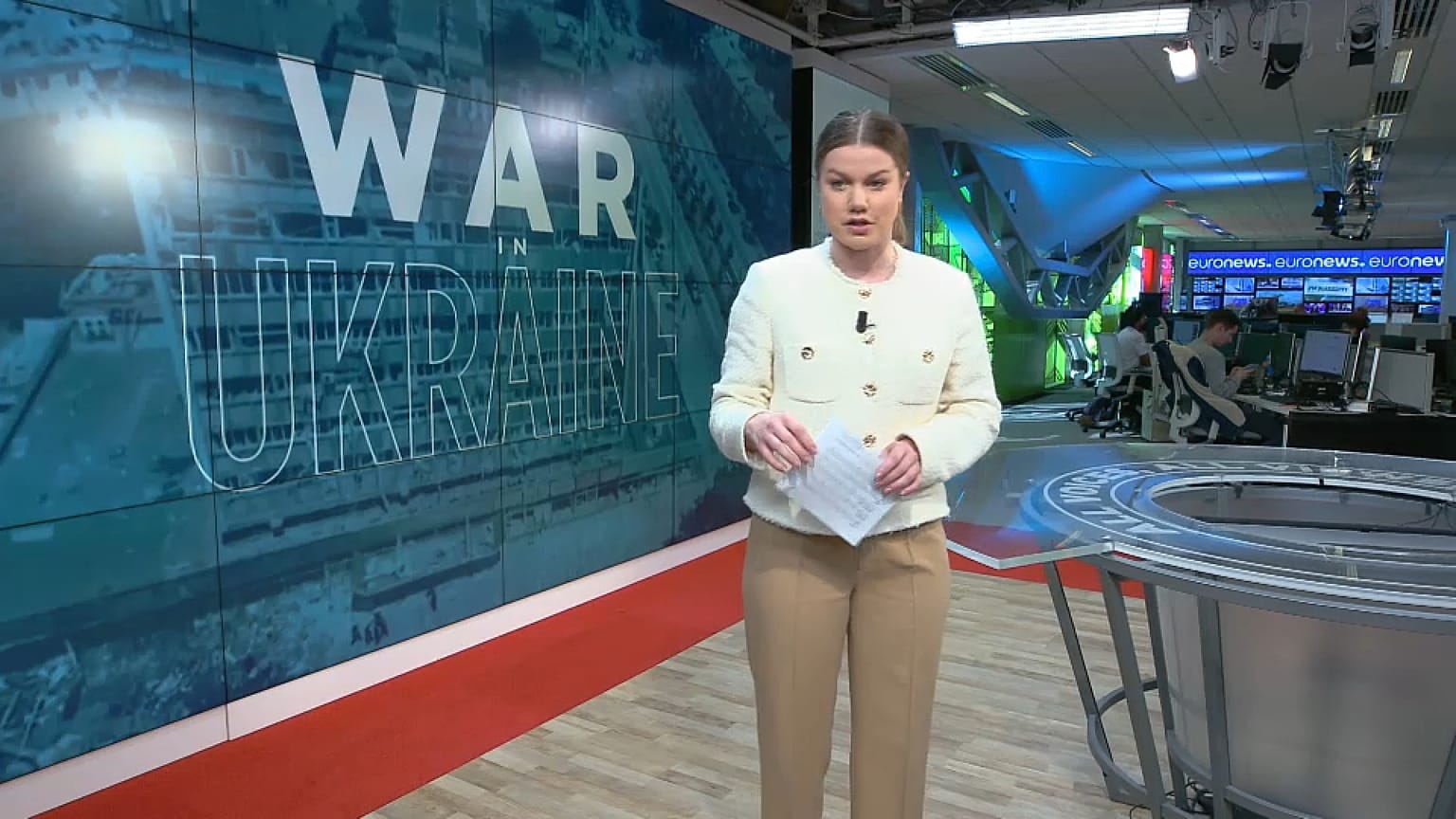 Обозреватель Euronews Саша Вакулина в студии в Лионе