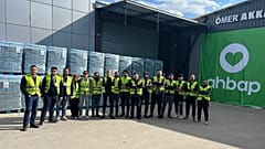 Ahbap Derneği Başkanı Haluk Levent derneğin Adana deposu çalışanlarıyla