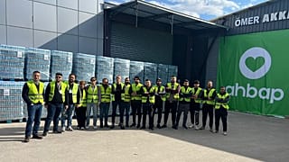 Ahbap Derneği Başkanı Haluk Levent derneğin Adana deposu çalışanlarıyla