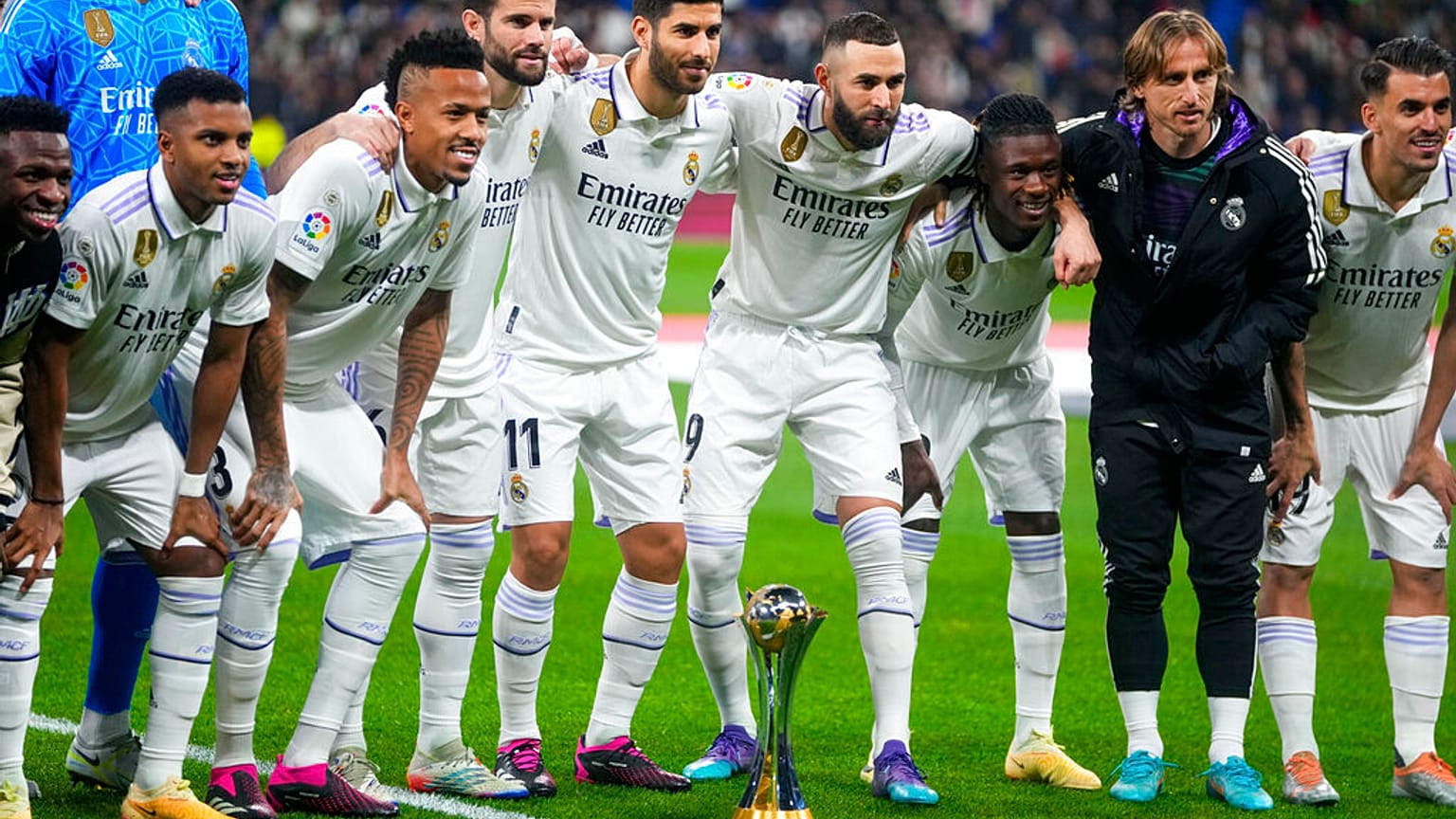  لاعبو ريال مدريد يلتقطون صورة مع كأس العالم للأندية فيفا قبل مباراة كرة القدم في الدوري الإسباني بين ريال مدريد وإلتشي، ملعب سانتياغو برنابيو، مدريد، إسبانيا، 15 فبراير 2023