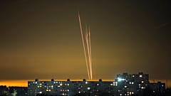 Vier russische Raketen, abgefeurt aus der russischen Region Belgorod, in der Morgendämmerung über Charkiw