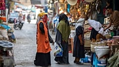  سيدات يمنيان في أحد أسواق مدنية تعز اليمنية. 15/12/2022