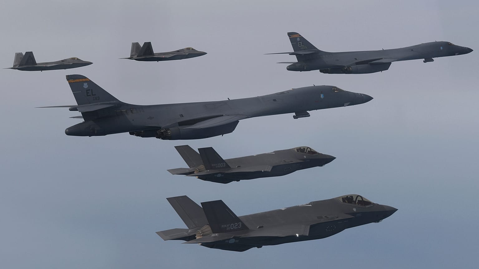 القاذفات الأمريكية  B-1B ومقاتلات من طراز F-22 و F-35 - شبه جزيرة كوريا الجنوبية خلال مناورة جوية مشتركة 