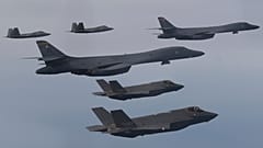 القاذفات الأمريكية  B-1B ومقاتلات من طراز F-22 و F-35 - شبه جزيرة كوريا الجنوبية خلال مناورة جوية مشتركة 